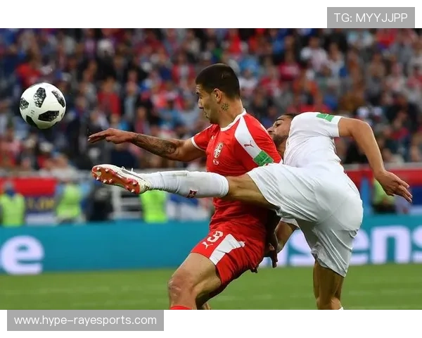 《当绿茵场遇见镜头下的她 足球明星与记者之间的爱与梦想》