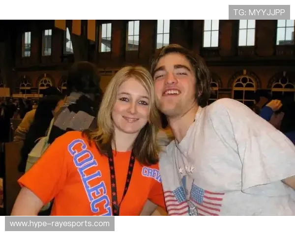 足球明星与粉丝亲密合影瞬间男士版头像打造真实感满满的回忆